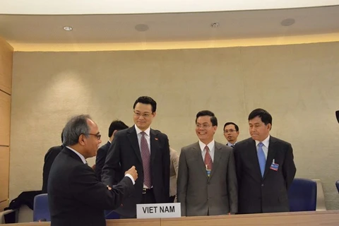 La délégation vietnamienne rencontre des délégués participant à la 18e session du Groupe de travail du Conseil des droits de l’homme de l’ONU chargé de l'EPU. Photo : VNA